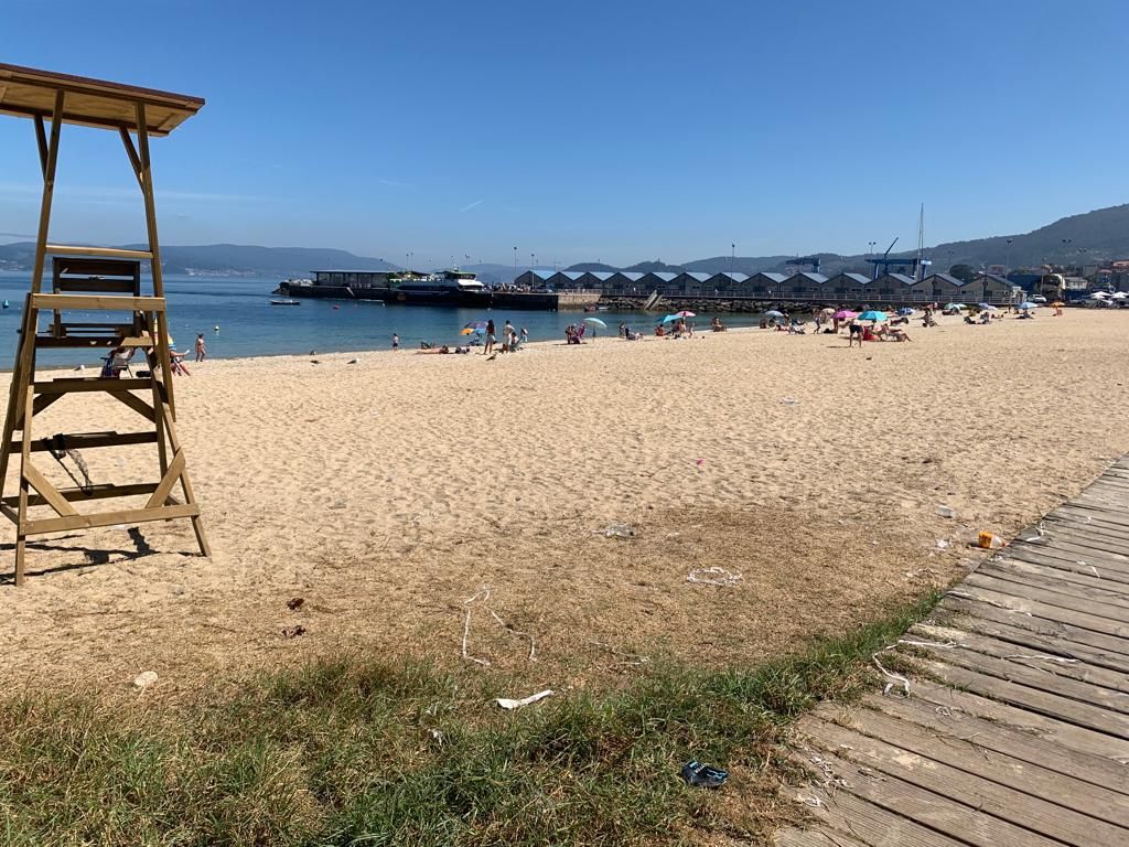 Indignación por la basura acumulada en la playa de Bueu tras el carnaval de verano