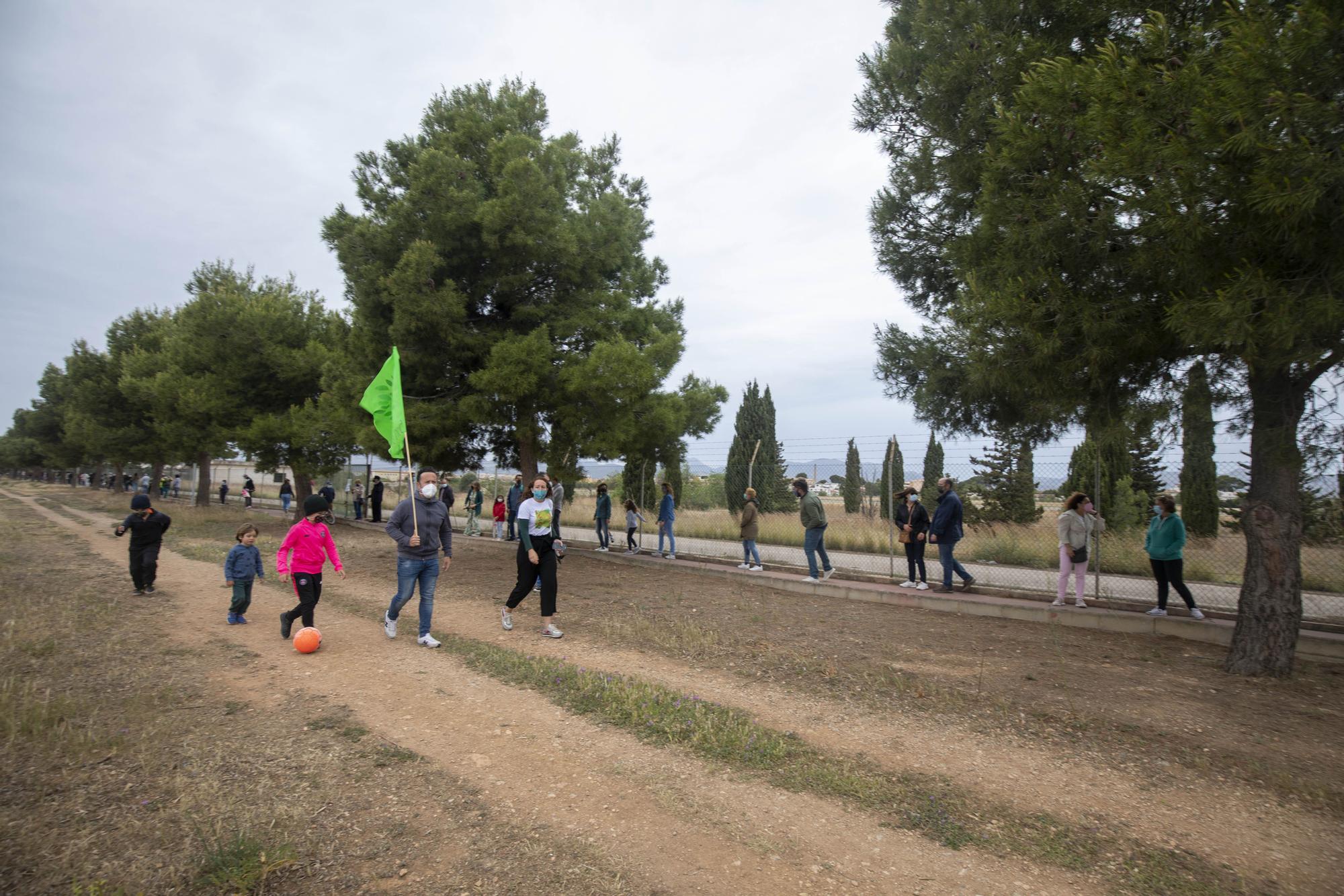 Cientos de personas participan en la cadena humana contra el parque fotovoltaico de Son Bonet