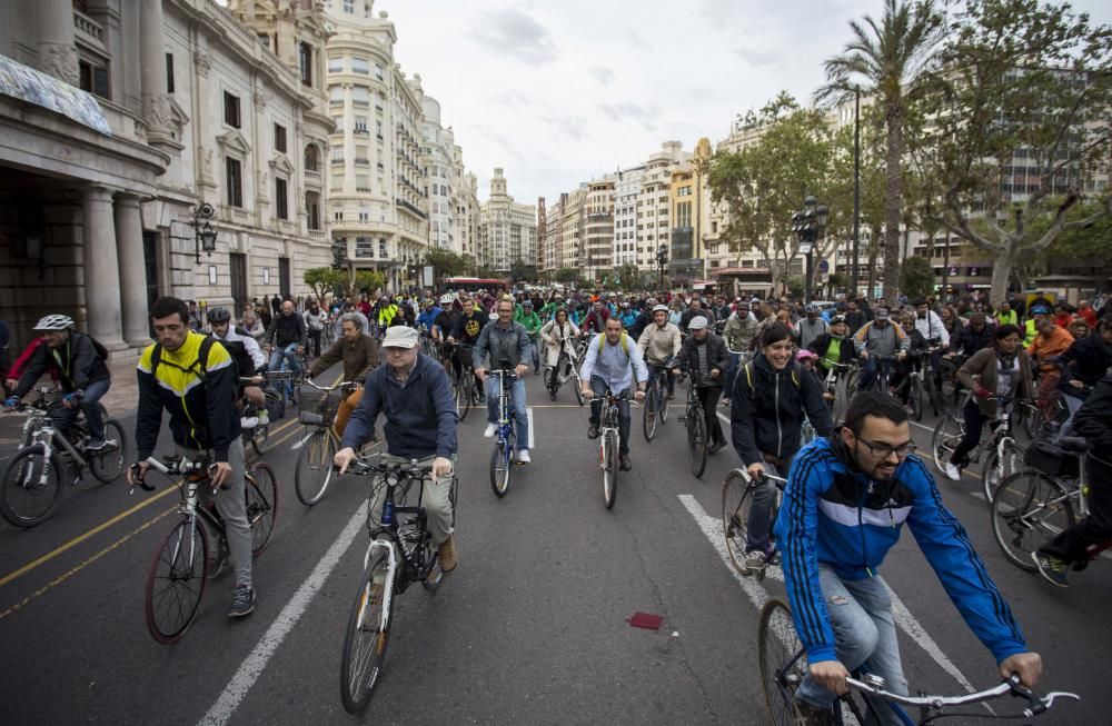 'Bicifestación' en Valencia con motivo del Día Mundial de la Bici