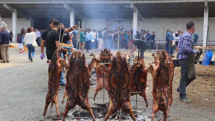 Preparación dos porquiños ao espeto no campo da feira. | Bernabé/Ángel Abeledo