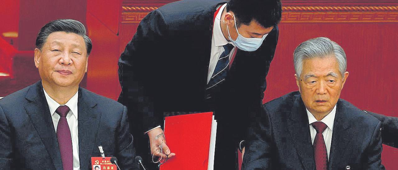 El presidente chino Xi Jinping y el expresidente Hu Jintao.