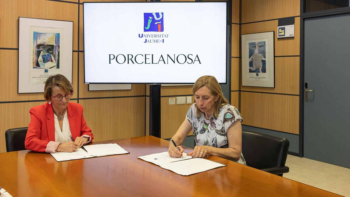 La Consejera Delegada de Porcelanosa, Mª José Soriano, y la rectora de a UJI, Eva Alcón, durante la firma del convenio