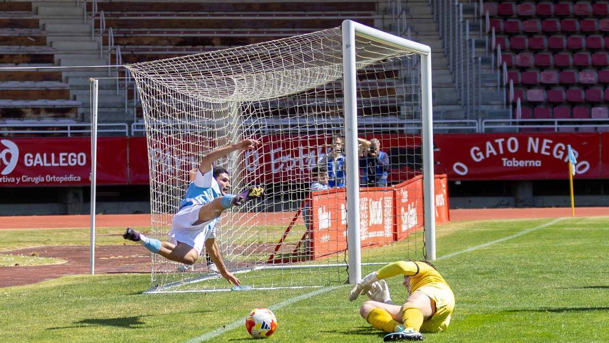 El Compostela pierde en San Lázaro y deja el liderato en bandeja