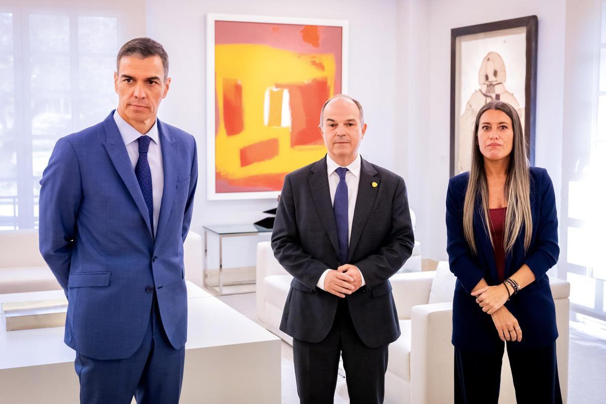 El presidente Pedro Sánchez, junto a Jordi Turull y Míriam Nogueras El presidente Pedro Sánchez, junto a Jordi Turull y Míriam Nogueras