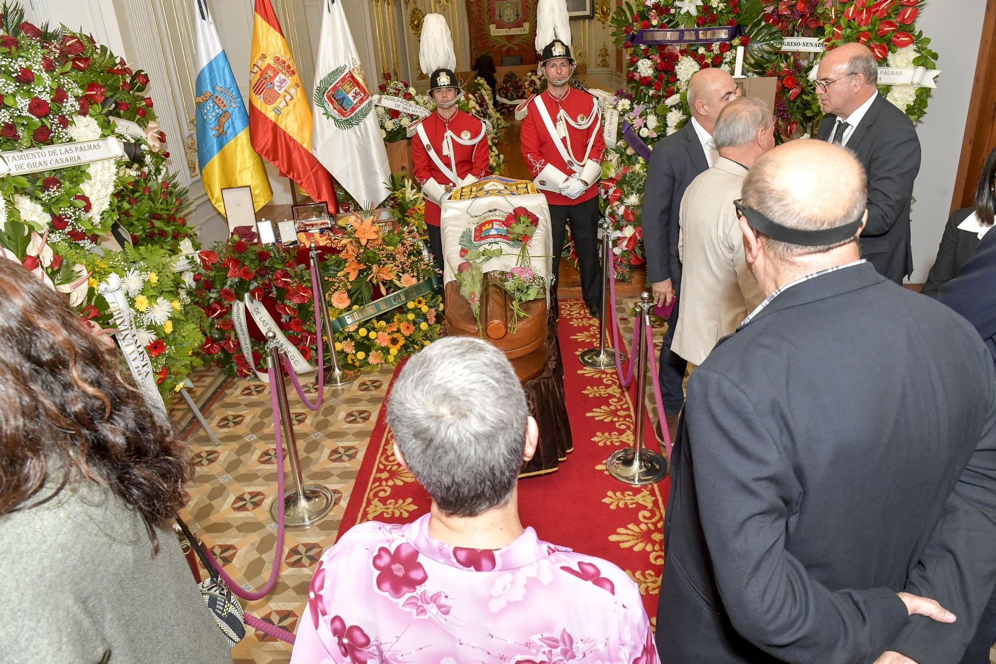 Capilla ardiente de Jerónimo Saavedra en las Casas Consistoriales de Las Palmas de Gran Canaria