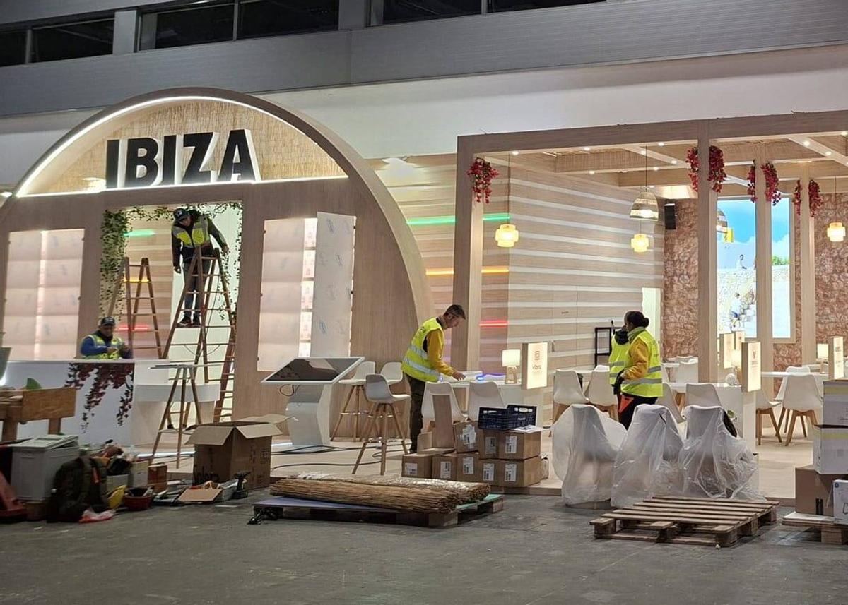 Preparativos, este martes, en el estand de Ibiza antes de su inaguración.