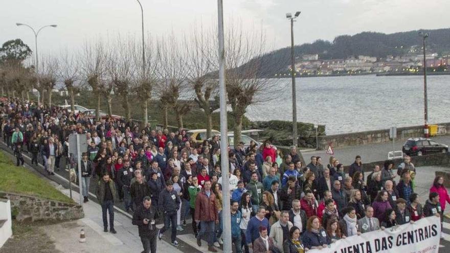 Manifestación de trabajadores y vecinos de Cee contra la venta de las hidroeléctricas, hace un mes.