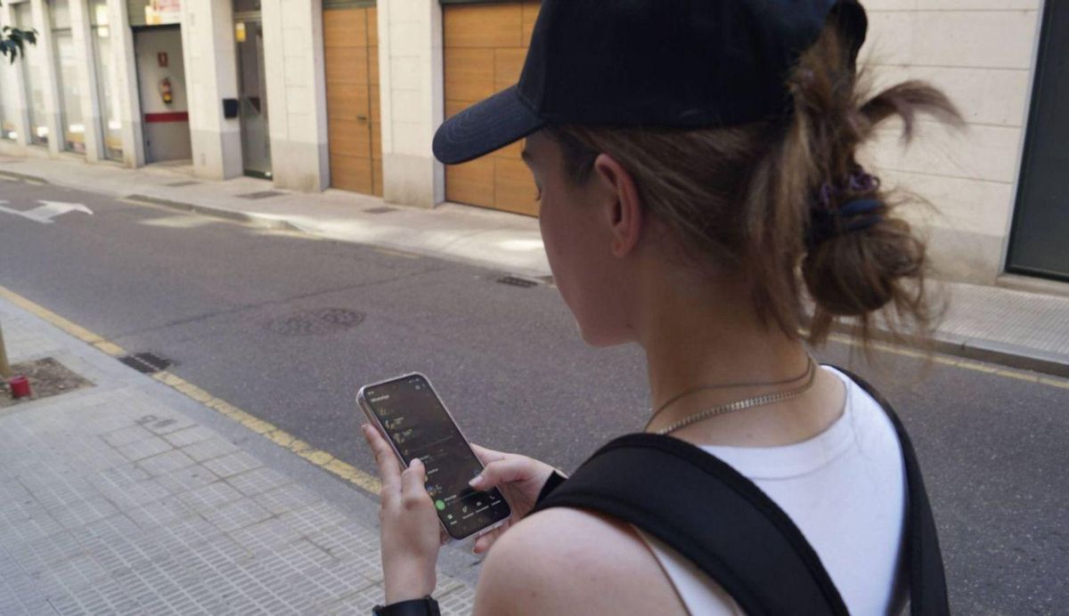 Una joven manda mensajes a sus amigos a través de WhatsApp.  | EMMA V. DÍAZ