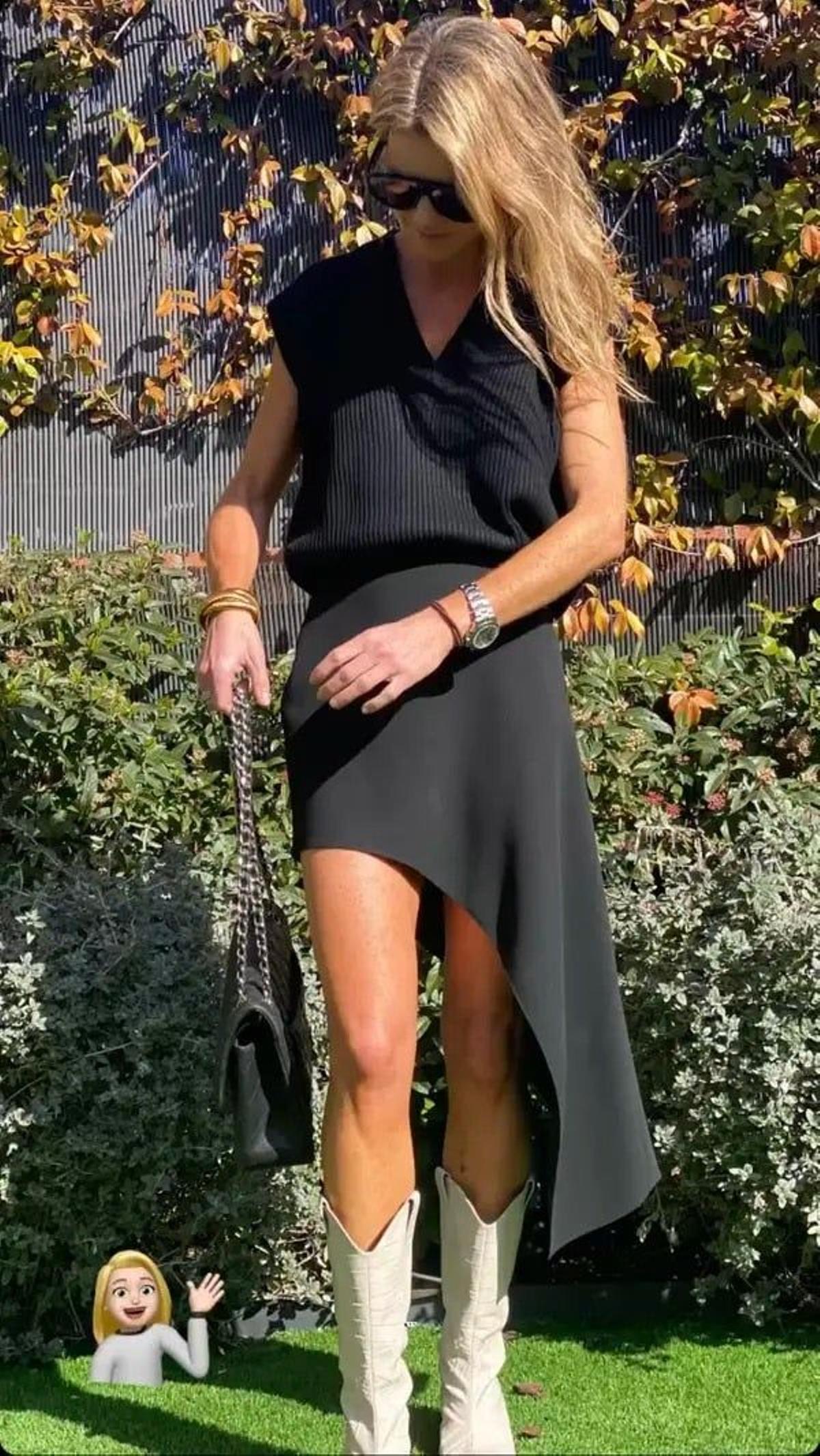 Amelia Bono con falda asimétrica de Zara