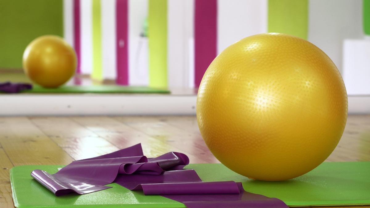 La pelota de pilates puede ayudarte en tus ejercicios diarios para fortalecer el suelo pélvico.