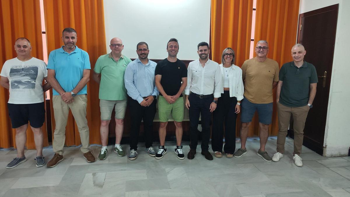 Directivos y el técnico posan con José Carlos Iñigo, tras recibir la insignia de oro del club.