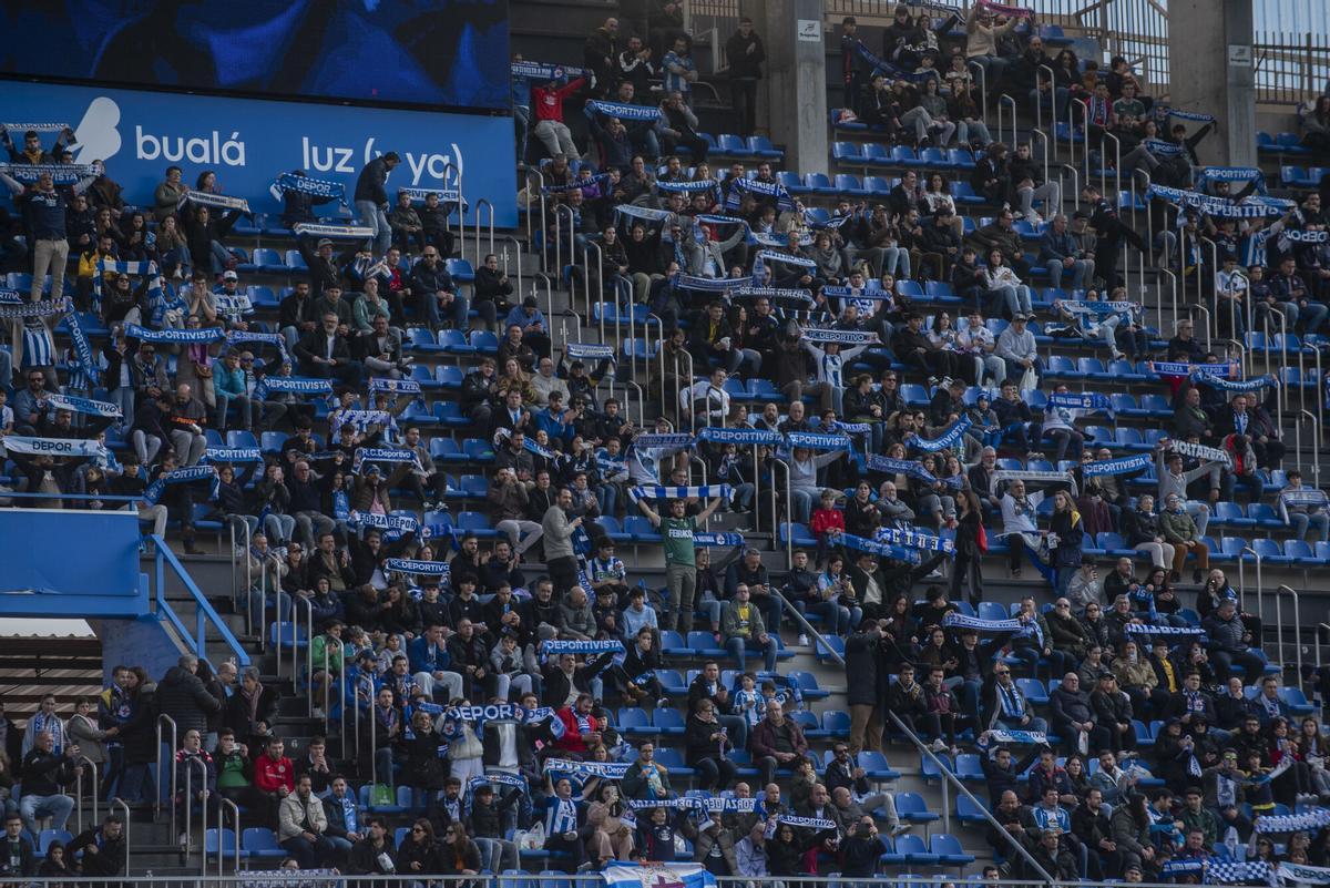 Gradas con aficionados en el estadio municipal Abanca Riazor de A Coruña durante un partido del Deportivo.
