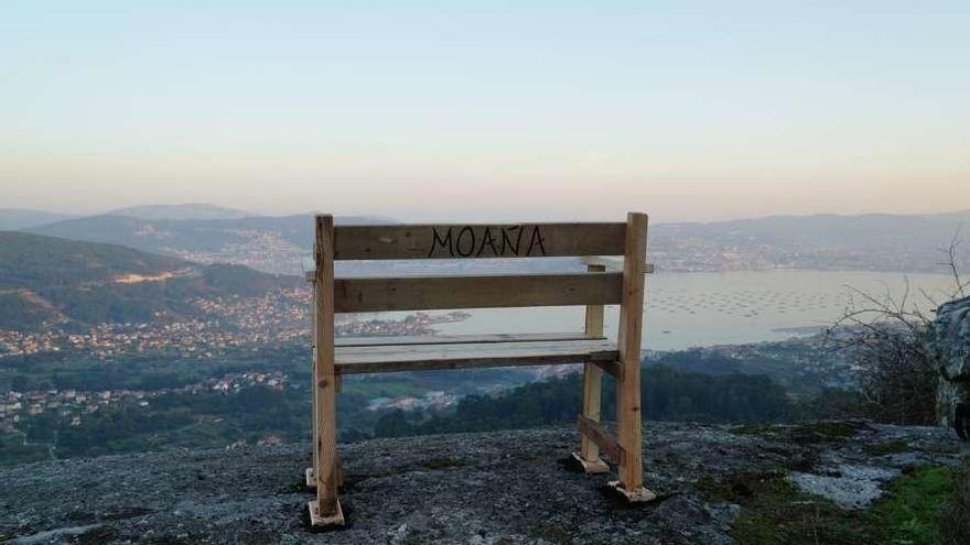 La silla de madera que apareció ayer en el monte A Paralaia.