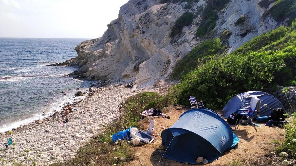 Acampan en la cala del Francés de Xàbia