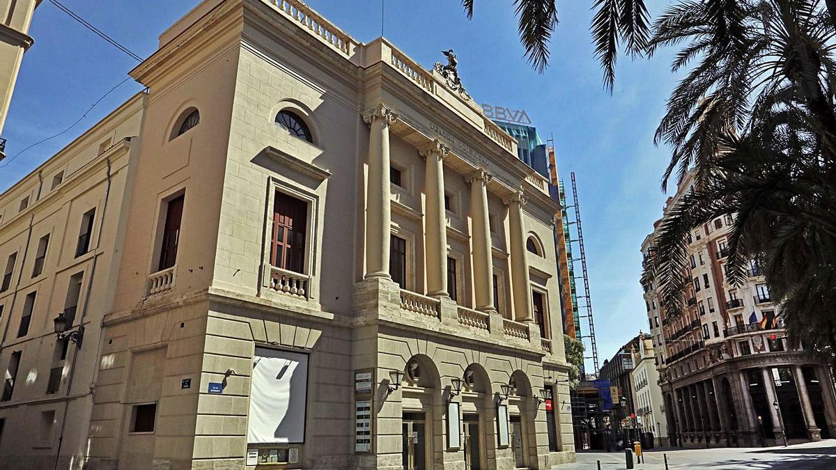 La ruta de «Entre Naranjos» pasa por el Teatro Principal.  | MIGUEL A. MONTESINOS