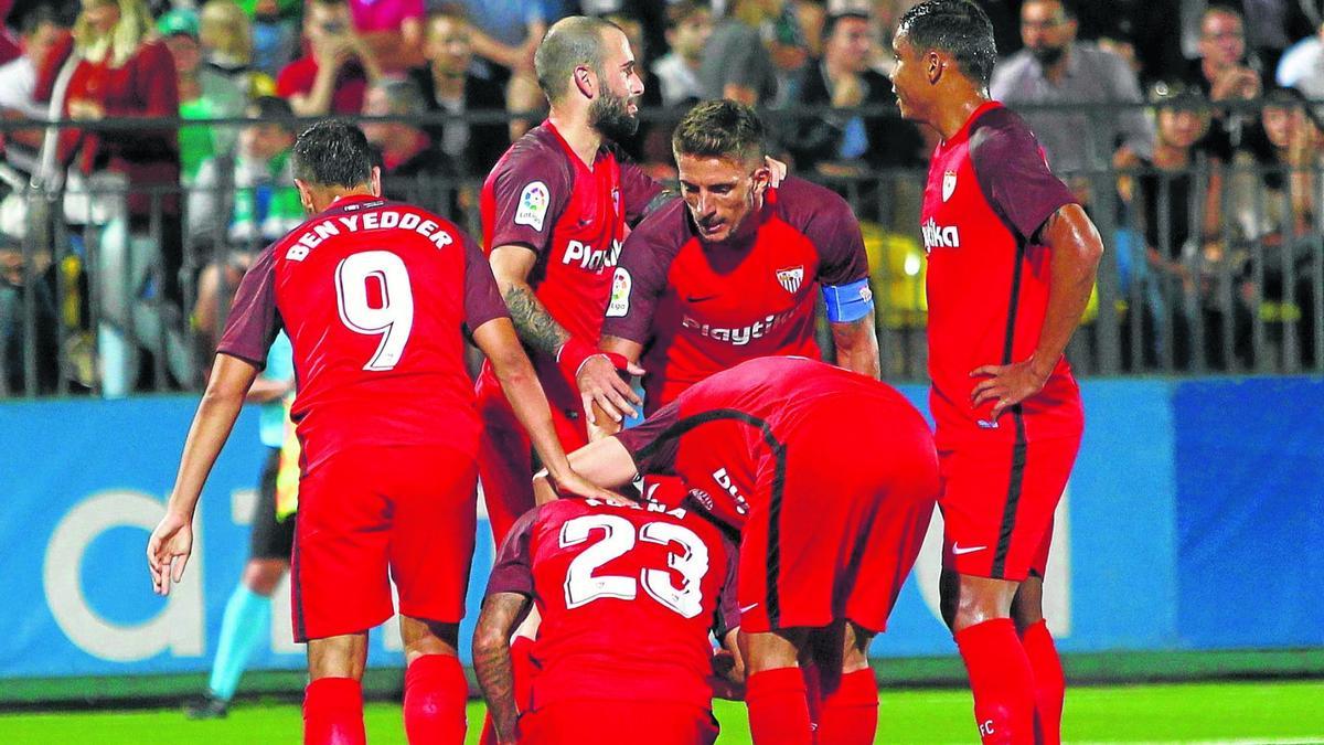 Joaquín Arana, rodeado de sus compañeros, celebra su primer gol con la camiseta del Sevilla y el cuarto del equipo frente a los lituanos del Zalgiris Vilnius. / Efe