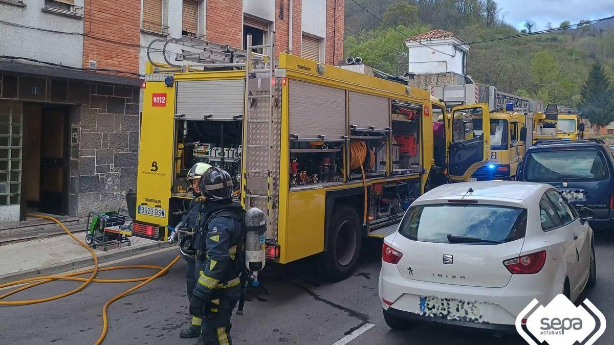 Efectivos de bomberos ante el bloque en el que se produjo el incendio.