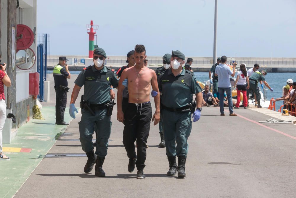 Interceptada otra patera a 50 millas de la costa de Alicante con 19 inmigrantes