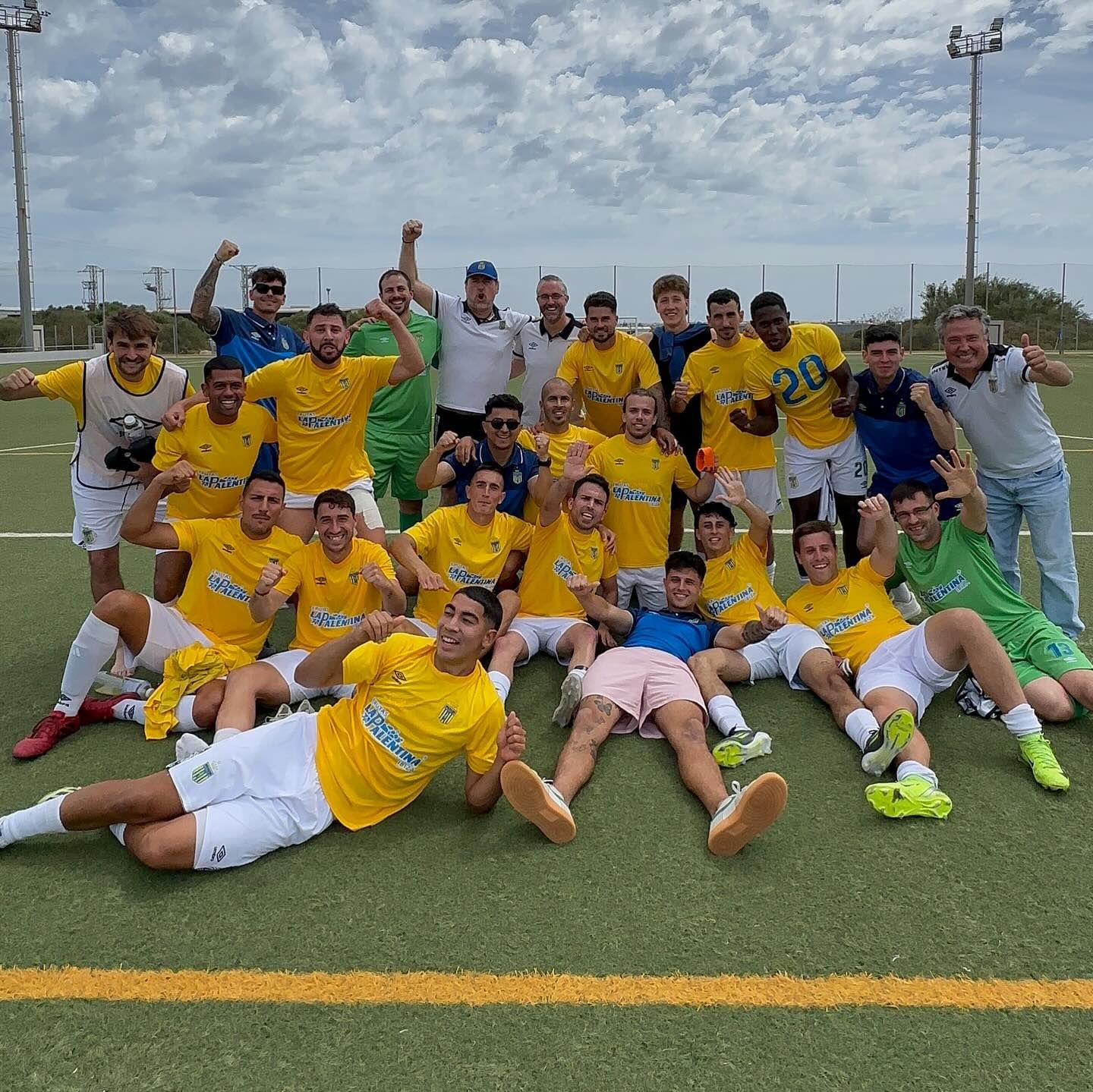 Los jugadores del Inter Ibiza celebran el triunfo después del encuentro