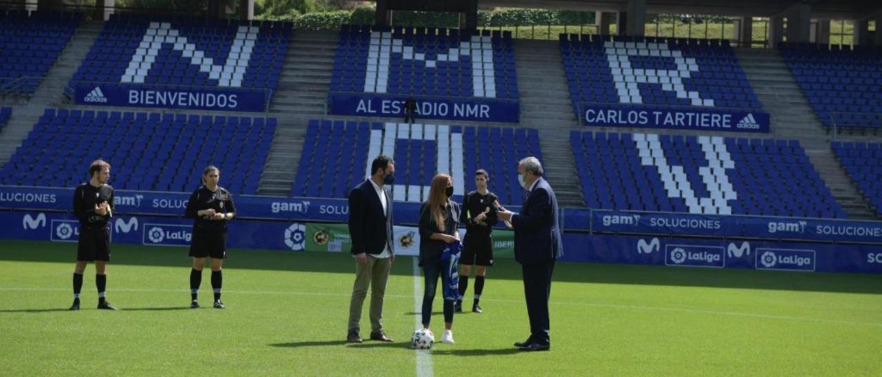 María José Camacho, entre José Moro y Manuel Paredes, recibiendo una placa conmemorativa.