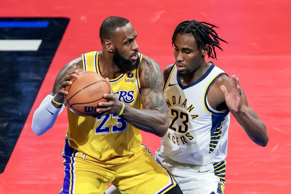 Las Vegas (United States), 09/12/2023.- Los Angeles Lakers forward LeBron James (L) in action against Indiana Pacers forward Aaron Nesmith (R) during the second half of the NBA In-Season Tournament championship basketball game between the Indiana Pacers and the Los Angeles Lakers at T-Mobile Arena in Las Vegas, Nevada, USA, 09 December 2023. (Baloncesto) EFE/EPA/ALLISON DINNER SHUTTERSTOCK OUT. SHUTTERSTOCK OUT