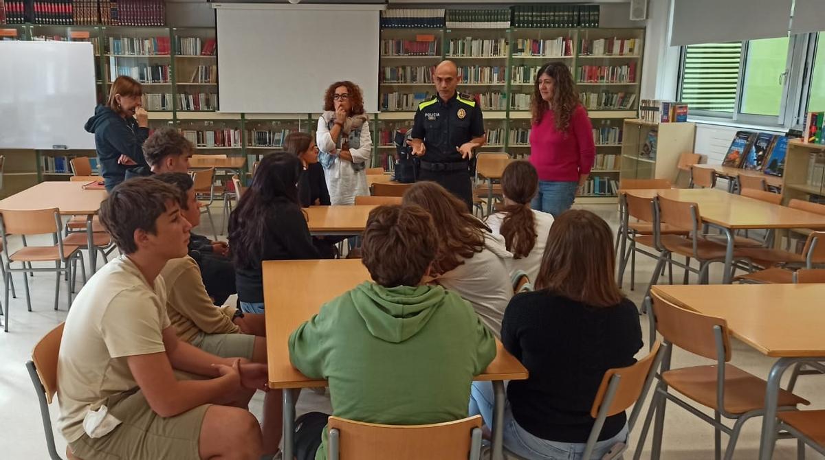 Una de les sessions del projecte de mediació a l'institut Ridaura de Platja d'Aro.