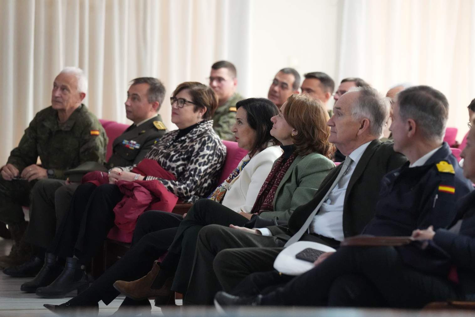La ministra de Defensa, Margarita Robles, visita en Castelló a las familias de combatientes ucranianos de la misión de ayuda humanitaria.
