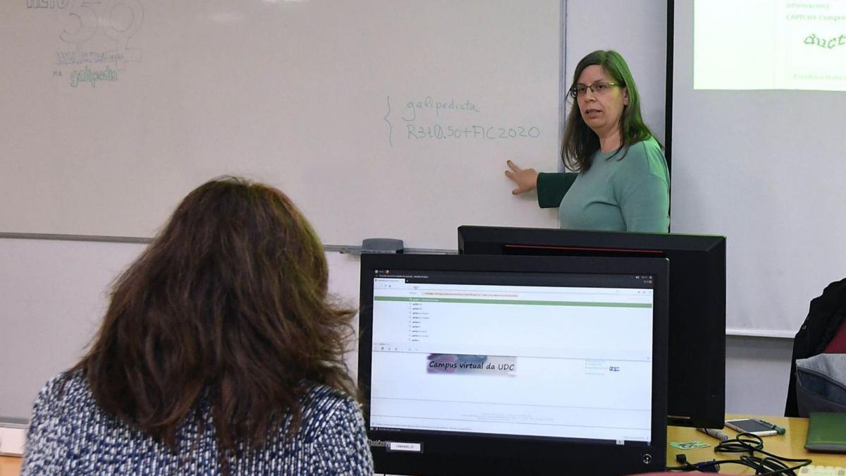 Laura Castro, una de las investigadoras que forman parte del proyecto, en un taller de la Universidade.  | // ARCAY/ROLLER AGENCIA