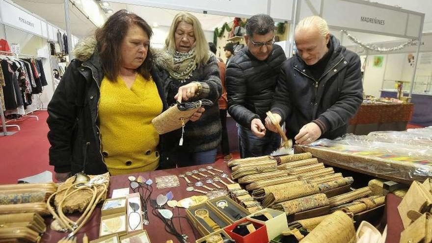 Varios clientes en uno de los puestos de la Feria de Navidad de Mieres.