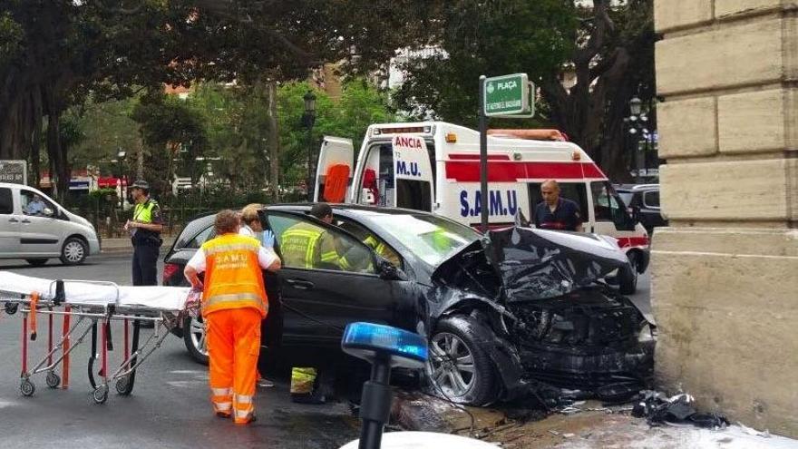 Un coche se empotra en el Palacio de Justicia