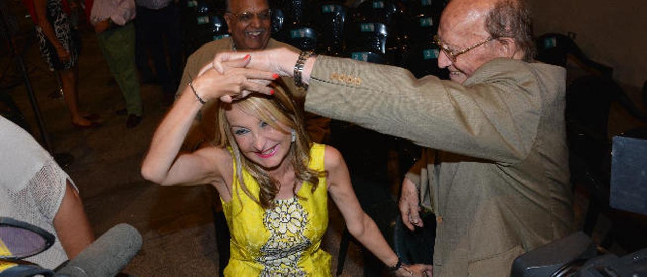 José Macías, bailando con María Australia Navarro, durante un descanso de la campaña electoral.