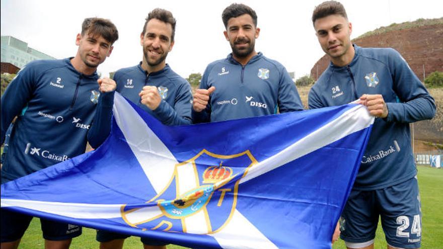 Luis Pérez, Carlos Ruiz, Alberto y Naranjo, con la bandera blanquiazul, ayer tras el entrenamiento celebrado en El Mundialito.