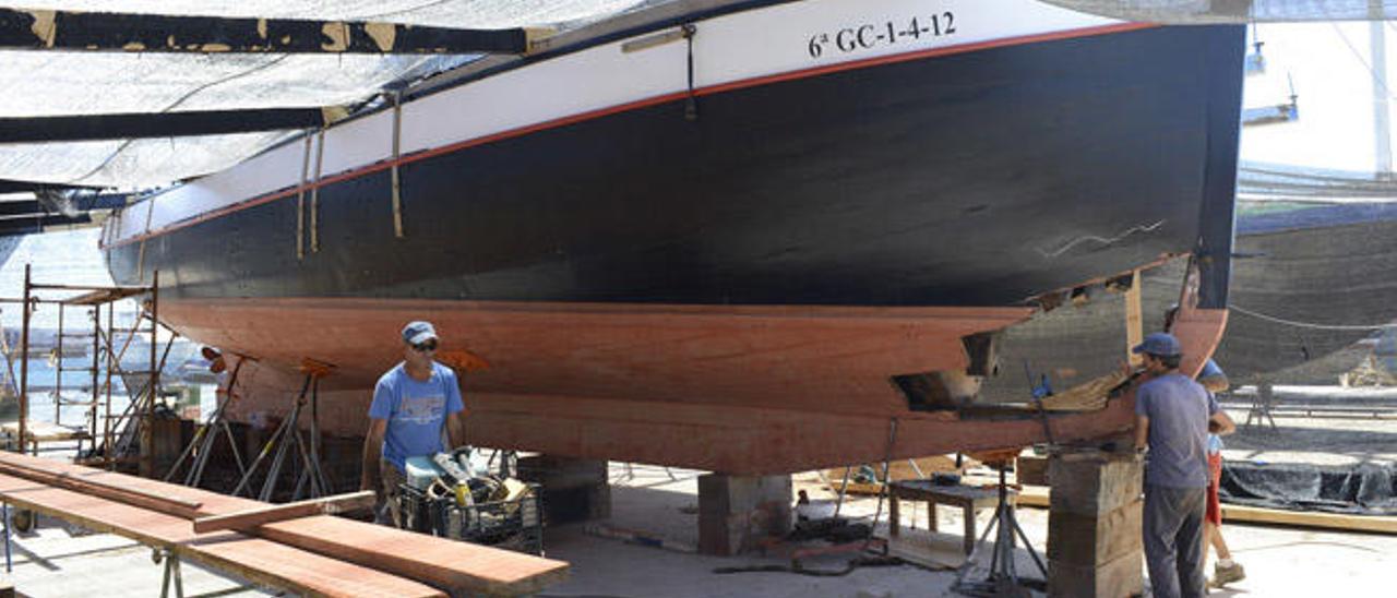 Trabajos de la reparación de la balandra &#039;Ora et Labora&#039; en el varadero del puerto de Playa Blanca.