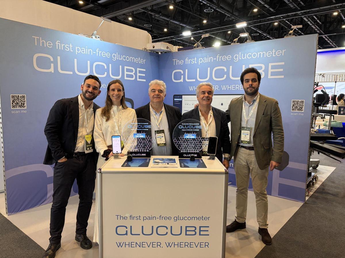 Integrantes del equipo de Glucube, la semana pasada participando en Dubai en la World Health Expo – Arab Health. De izquierda a derecha, Jesús Riesgo Barrau, María de Solís Gallego, José M. Fornés Rumbao, Pedro Luis Navarro Gómez (fundador y director), y Alberto Navarro Vega.
