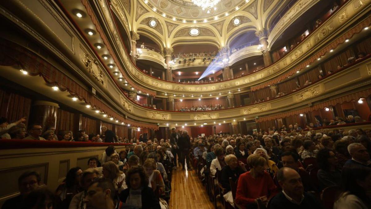 El teatro Palacio Valdés, abarrotado antes de una función. | MIKI LÓPEZ