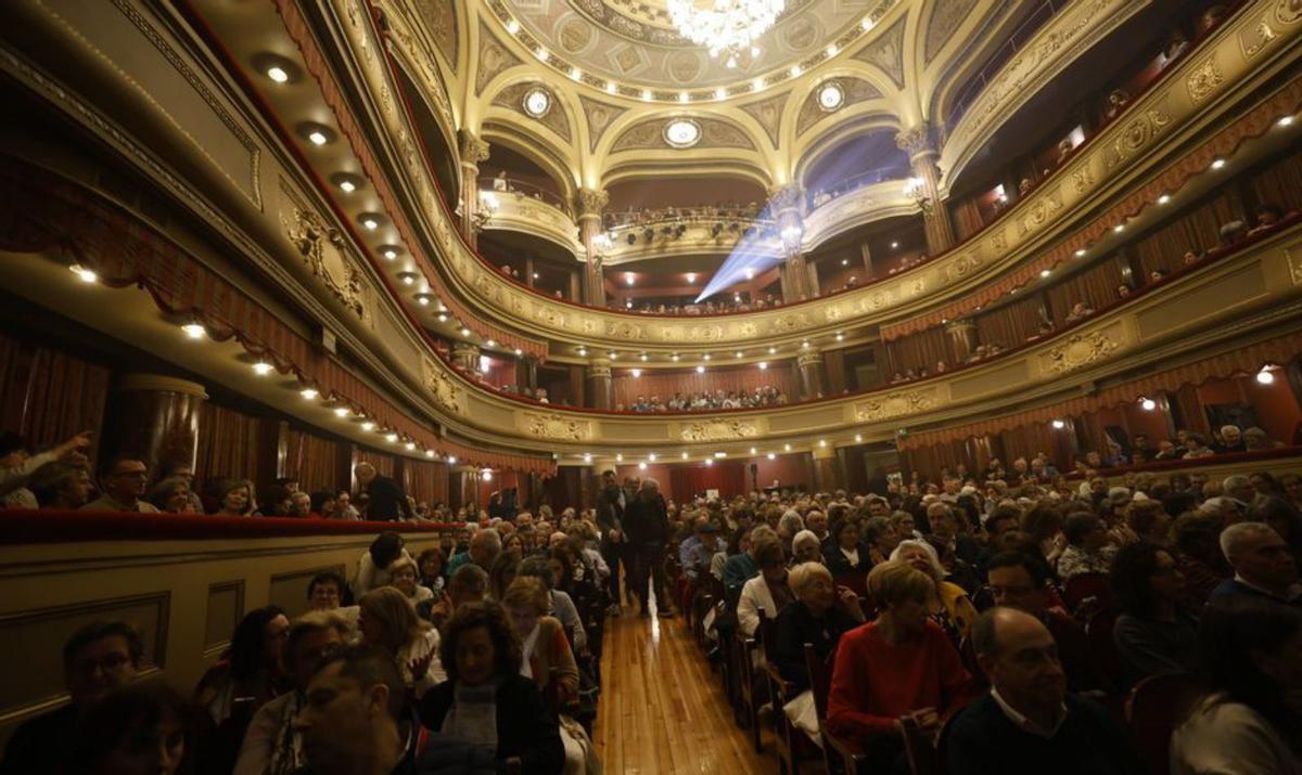 El teatro Palacio Valdés, ayer, abarrotado antes de la función. | MIKI LÓPEZ