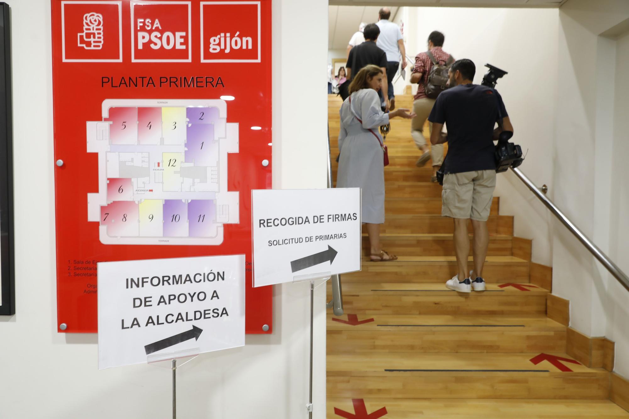 En imágenes: Jornada de recogida de firmas en la sede del PSOE de Gijón