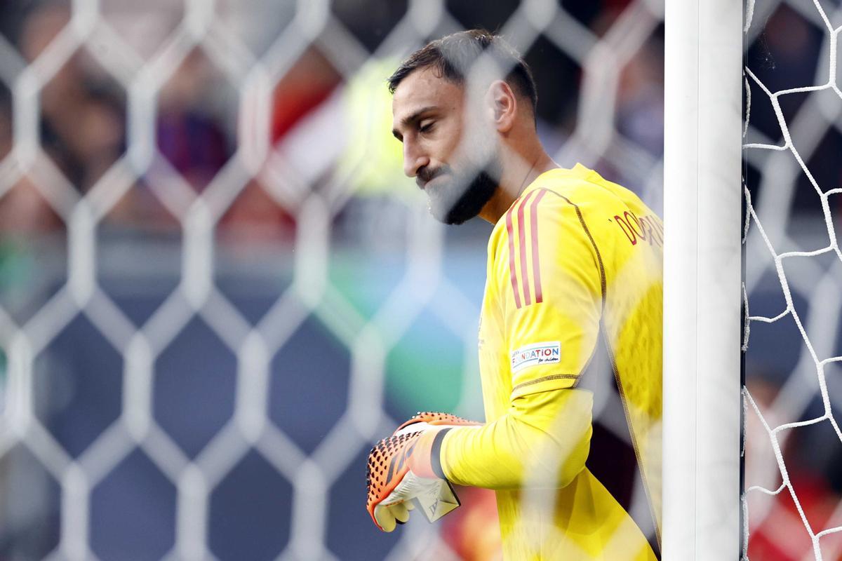 Enschede (Netherlands), 15/06/2023.- Italy goalkeeper Gianluigi Donnarumma reacts after conceding the 0-1 during the UEFA Nations League semi-final match between Spain and Italy at Stadion De Grolsch Veste in Enschede, Netherlands, 15 June 2023. (Italia, Países Bajos; Holanda, España) EFE/EPA/MAURICE VAN STEEN
