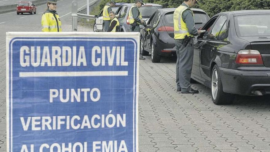 Control de alcoholemia en una carretera de A Coruña.