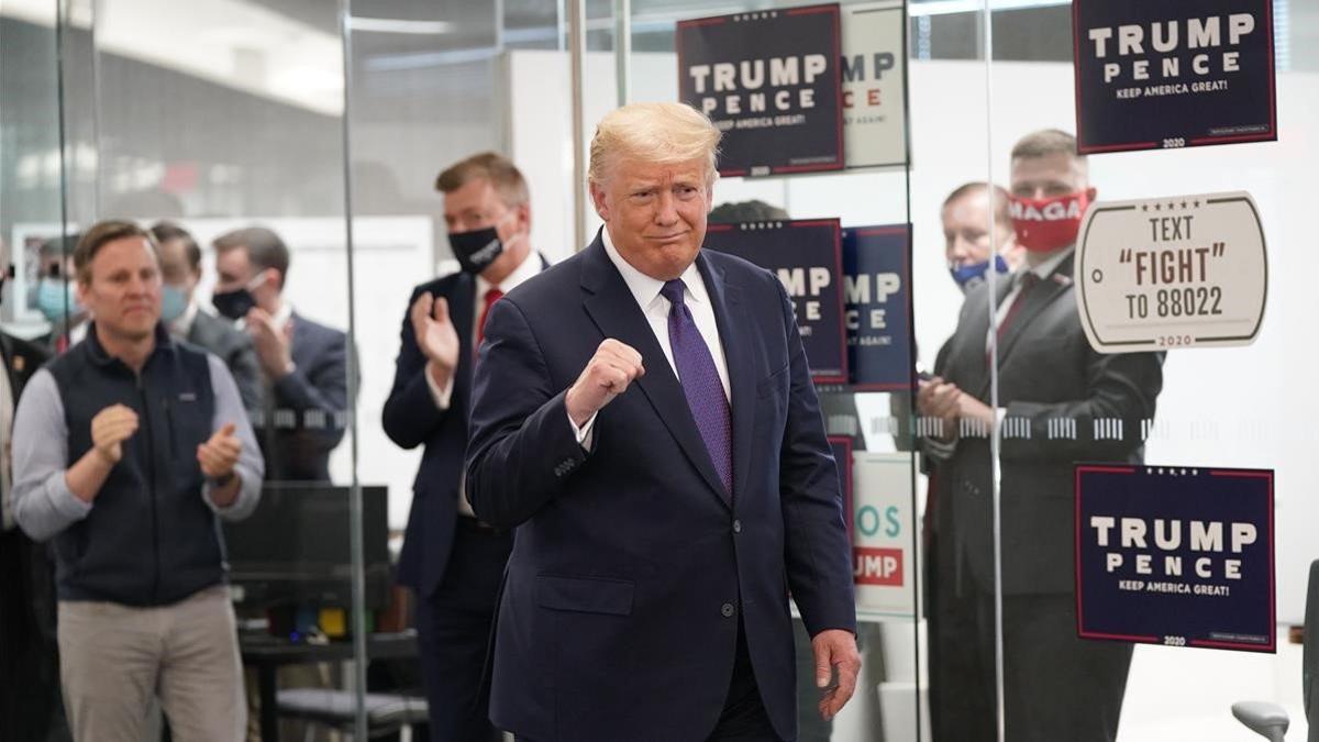 El presidente de los EEUU, Donald Trump, visita un colegio electoral en Arlington, Virginia