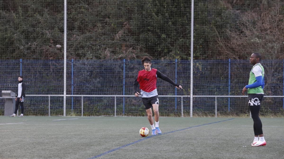 VÍDEO: Primer entrenamiento de Andrés Carmona, segundo fichaje invernal del Avilés
