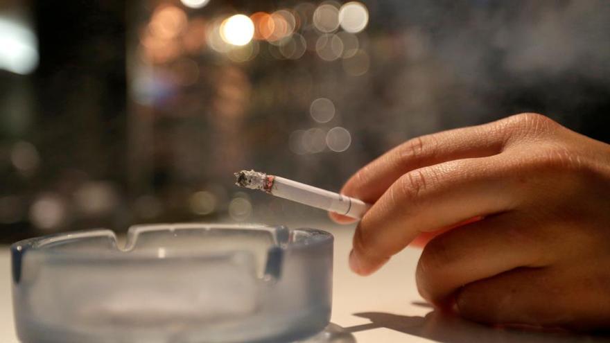El peligro de fumar: un cigarro daña la mitad que veinte