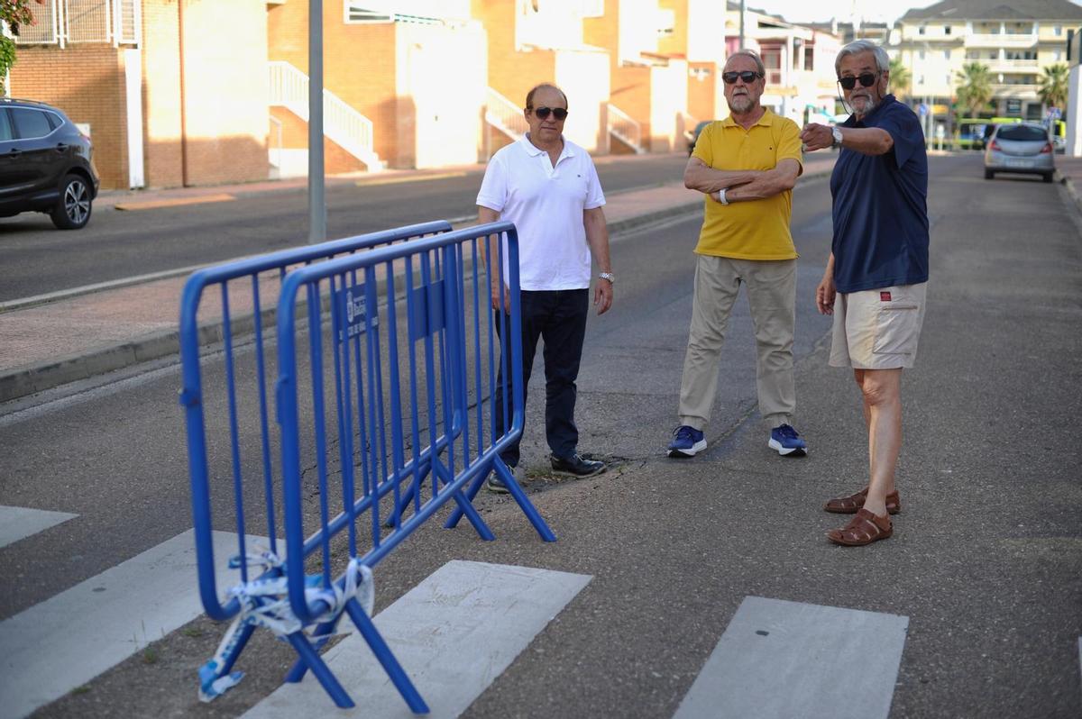 Miembros de la asociación vecinal junto a uno de los
