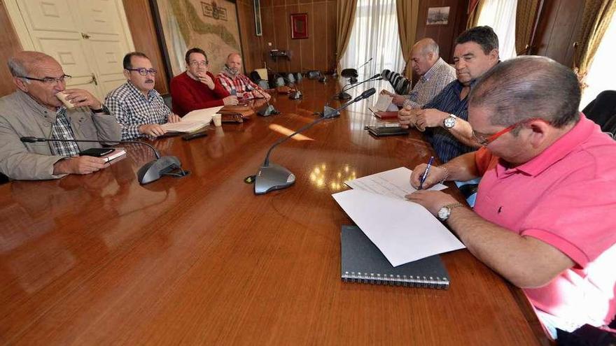 La constitución de la primera junta directiva de la Agrupación Vecinal de Mieres, en 2015.