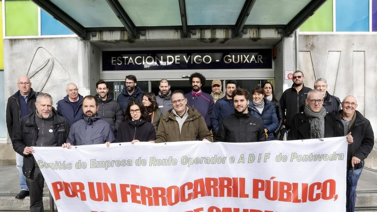 Los ferroviarios vigueses realizaron un minuto de silencio en Guixar.