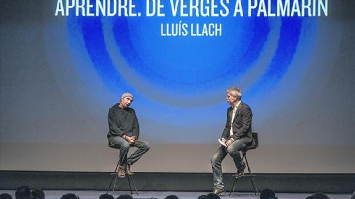 Lluís Llach y Albert Om, en un momento del diálogo que mantuvieron en la sala Barts de Barcelona, anoche.