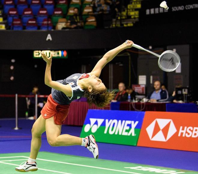 Nozomi Okuhara, de Japón, devuelve a Ratchanok Intanon de Tailandia durante la final femenina en el torneo de bádminton del Hong Kong Open.