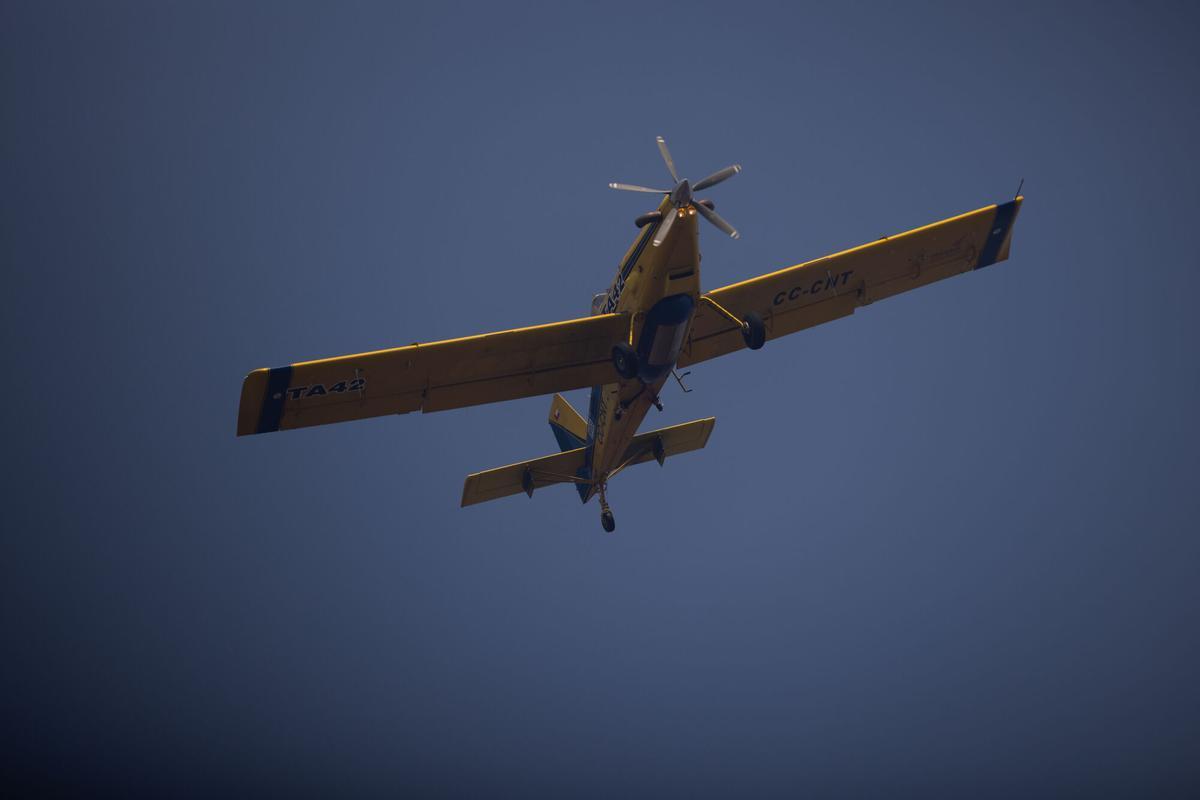 Una aeronave del Infoca combate el incendio forestal declarado en la localidad onubense de Niebla. Una aeronave del Infoca combate el incendio forestal declarado en la localidad onubense de Niebla.