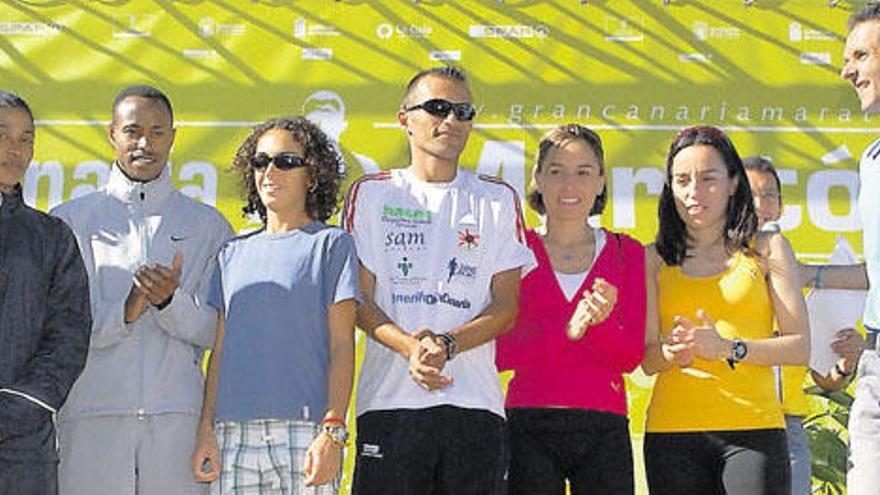 Grupo de atletas junto a los grandes favoritos, Amare Abhra y Eleni Gebremedhin. i EFE