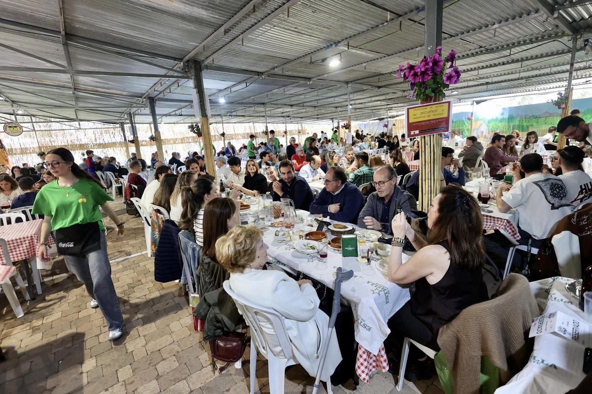 Un grupo de personas come durante la clausura de las Barracas, en Murcia, estas Fiestas de Primavera.